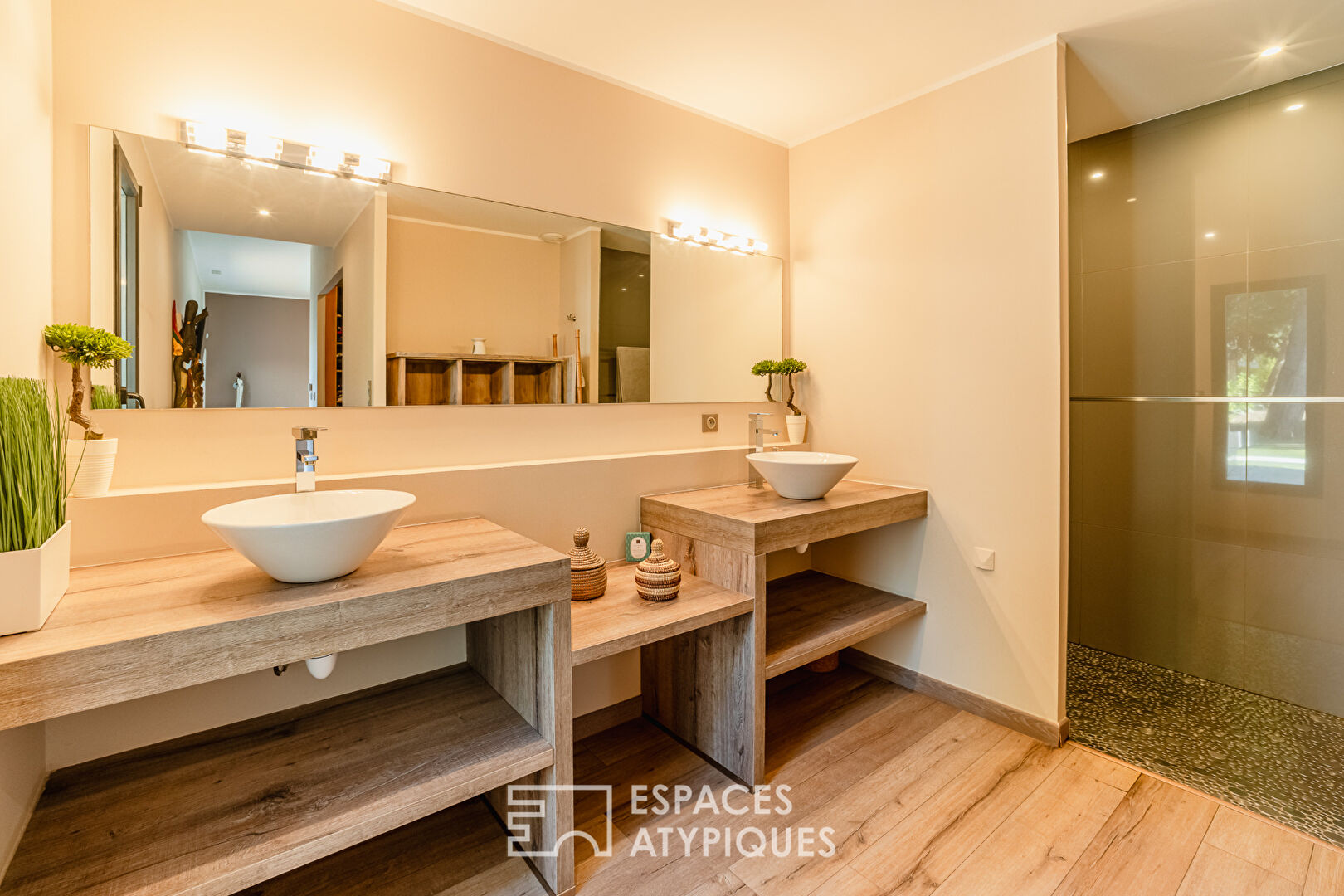 Villa de plain-pied avec piscine avec appartement indépendant et terrain constructible