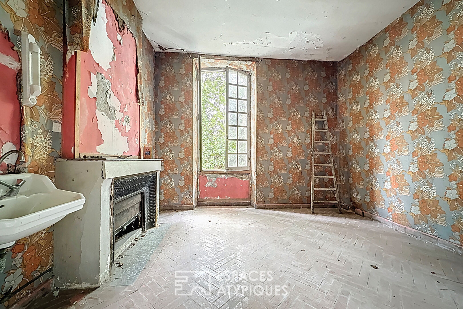 Longère en pierre à réhabiliter sur un parc arboré