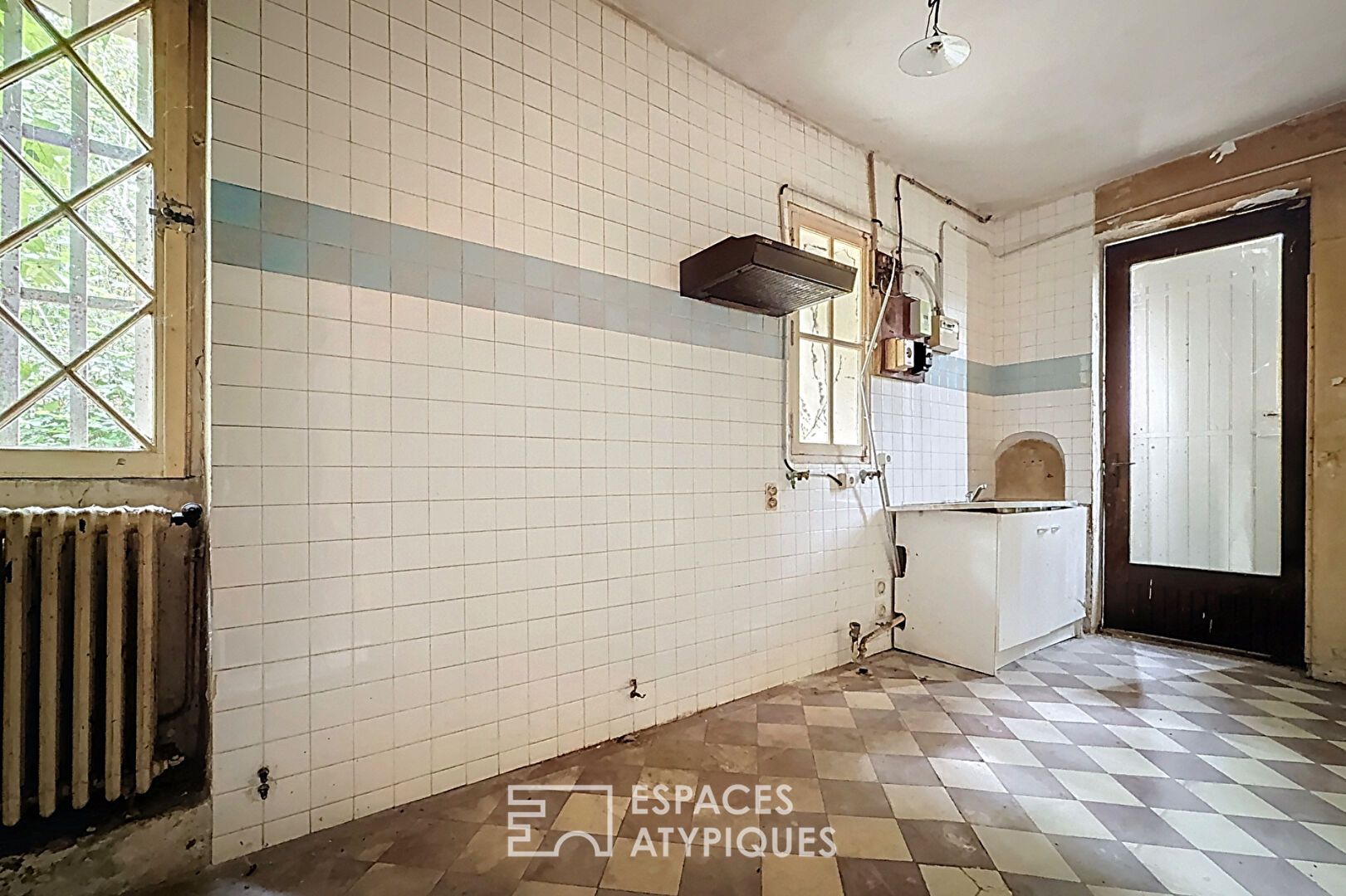 Longère en pierre à réhabiliter sur un parc arboré