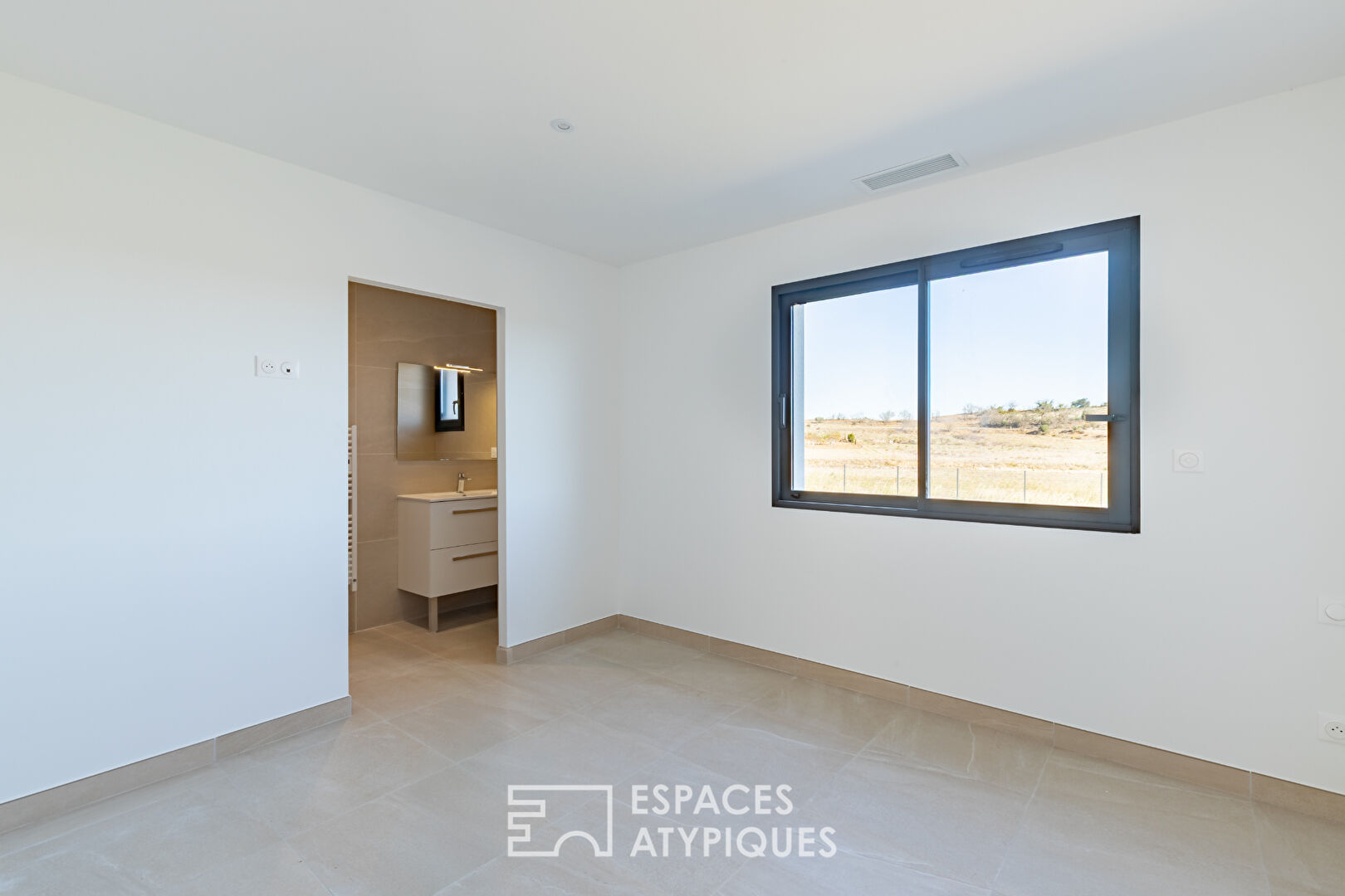 New single-story house in Thézan-des-Corbières: modern comfort and natural setting