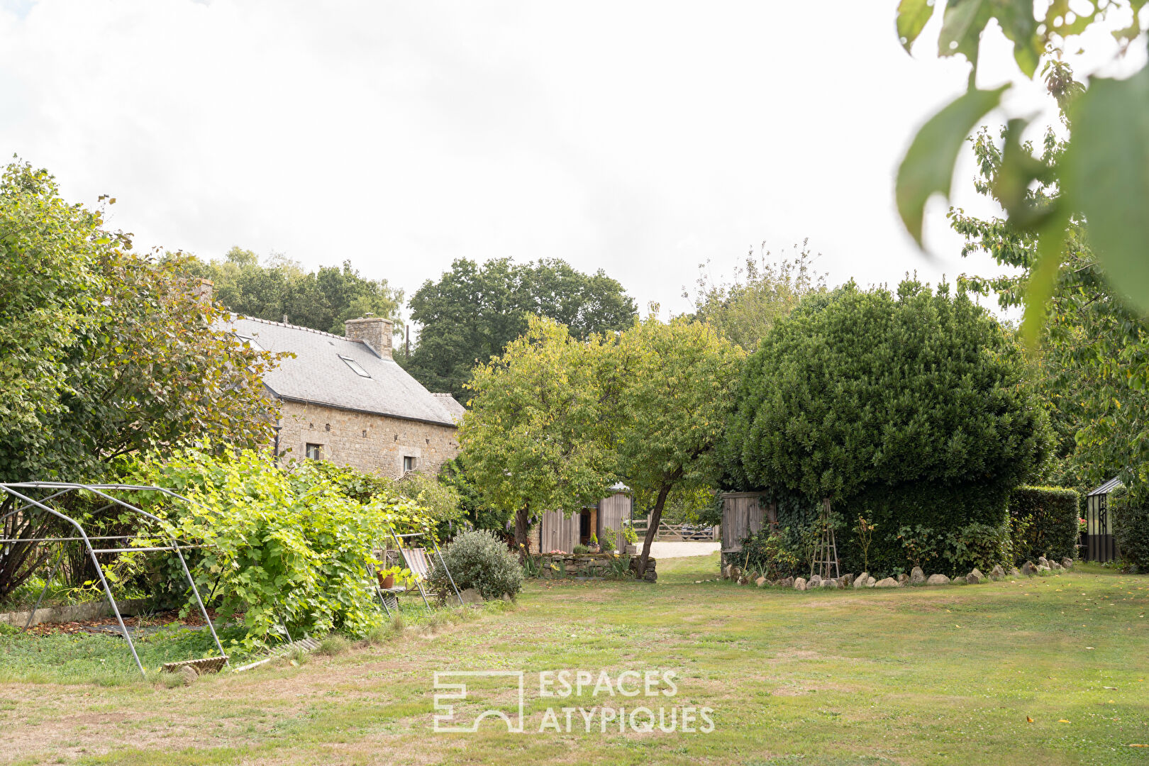 Charmante longère, son atelier d’artiste et sa dépendance en pierre
