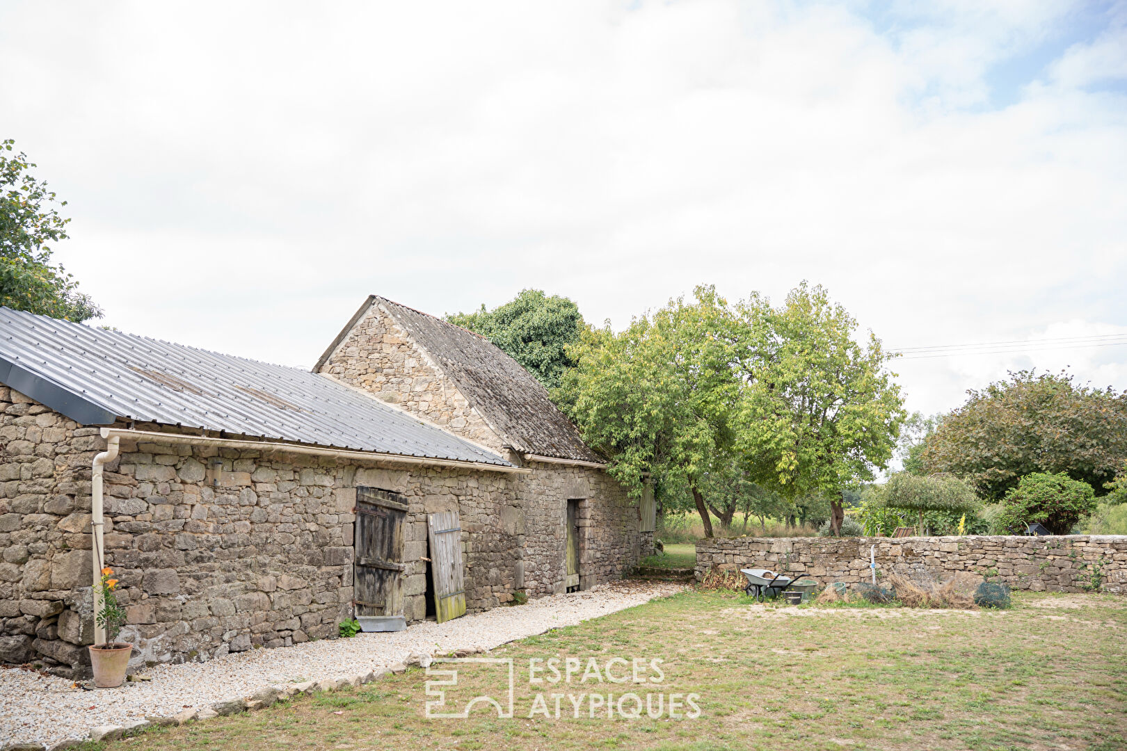Charmante longère, son atelier d’artiste et sa dépendance en pierre