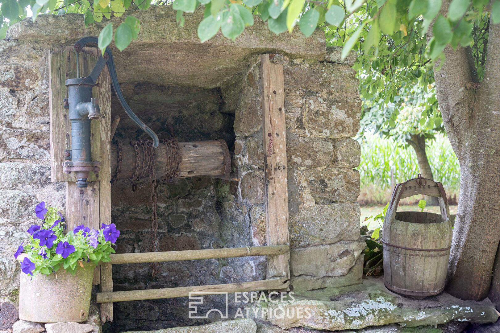Charmante longère, son atelier d’artiste et sa dépendance en pierre