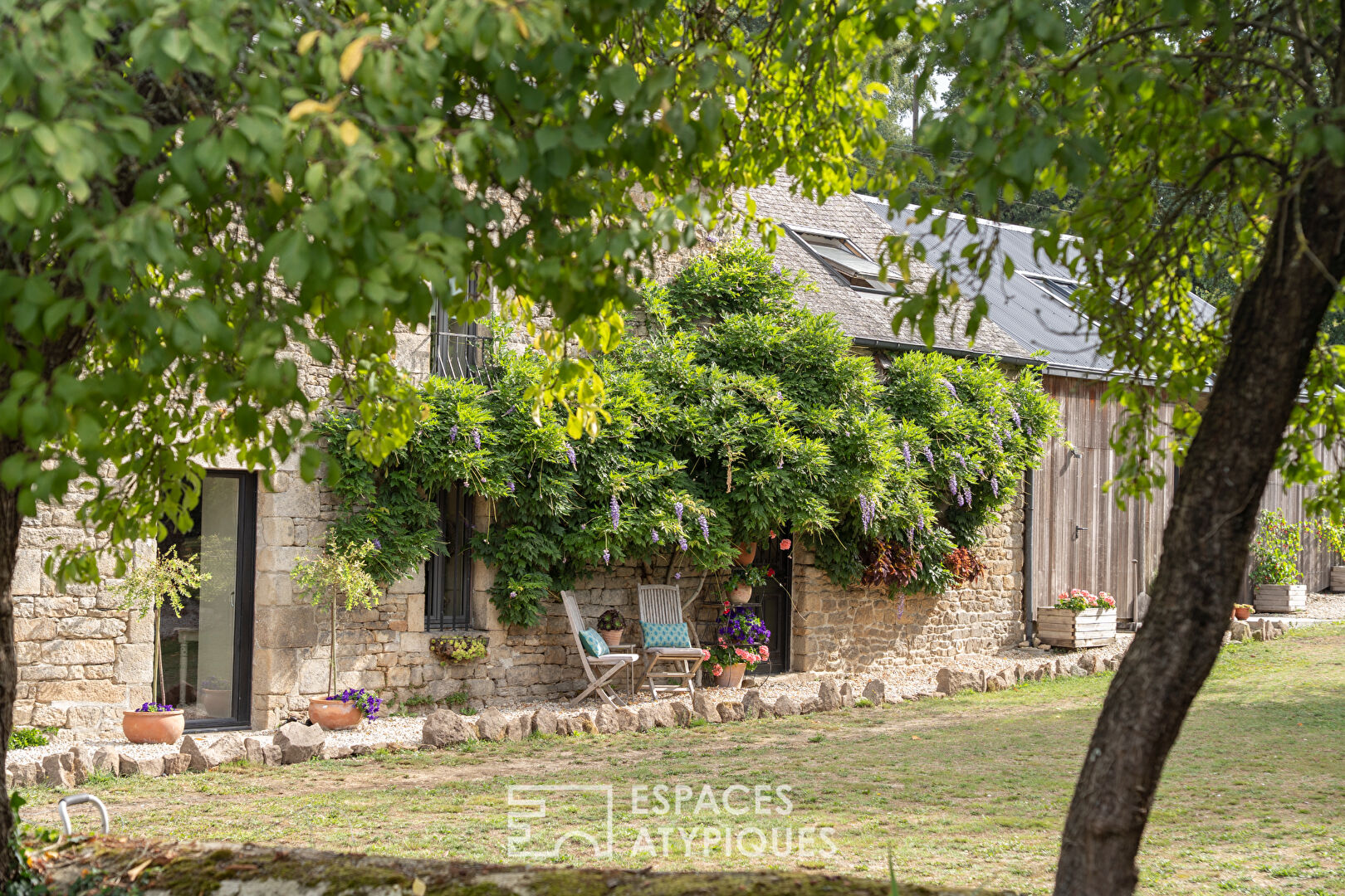 Charmante longère, son atelier d’artiste et sa dépendance en pierre