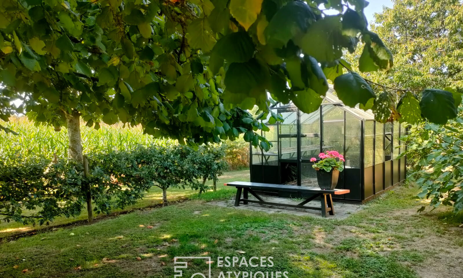 Charmante longère, son atelier d’artiste et sa dépendance en pierre