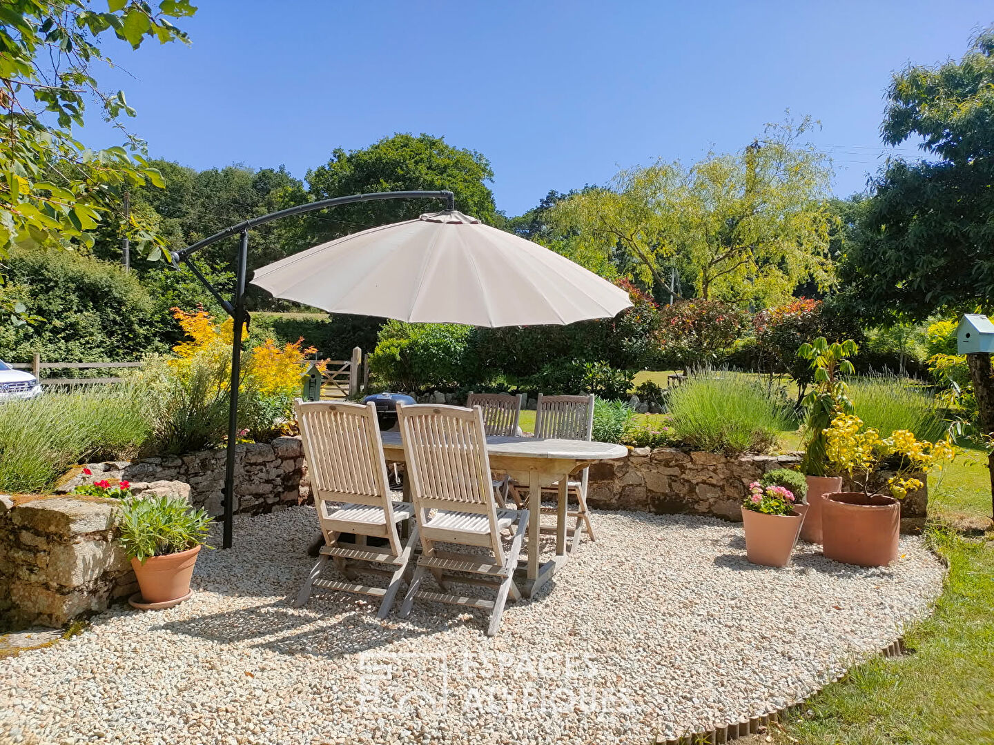 Charmante longère, son atelier d’artiste et sa dépendance en pierre