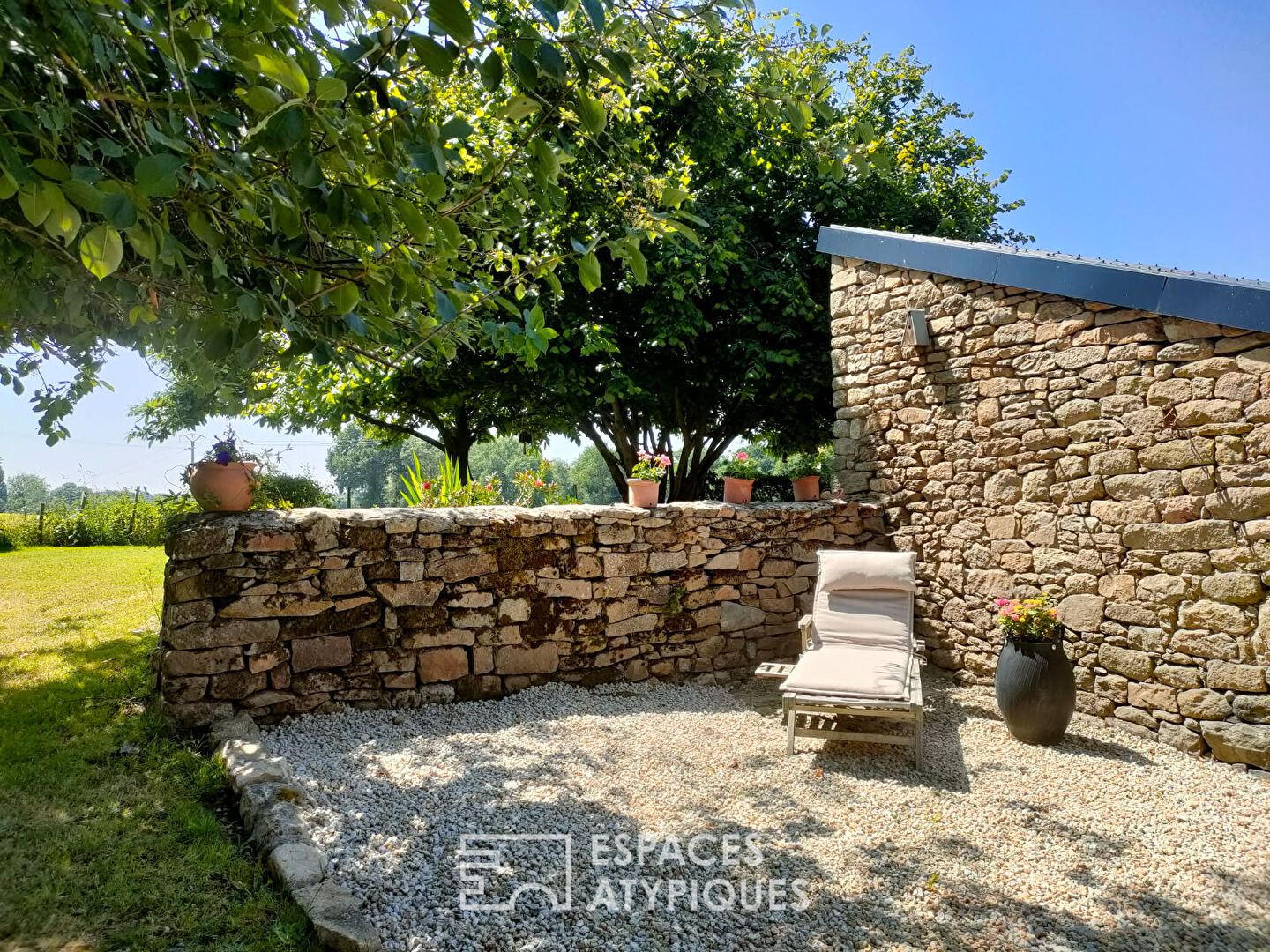 Charmante longère, son atelier d’artiste et sa dépendance en pierre