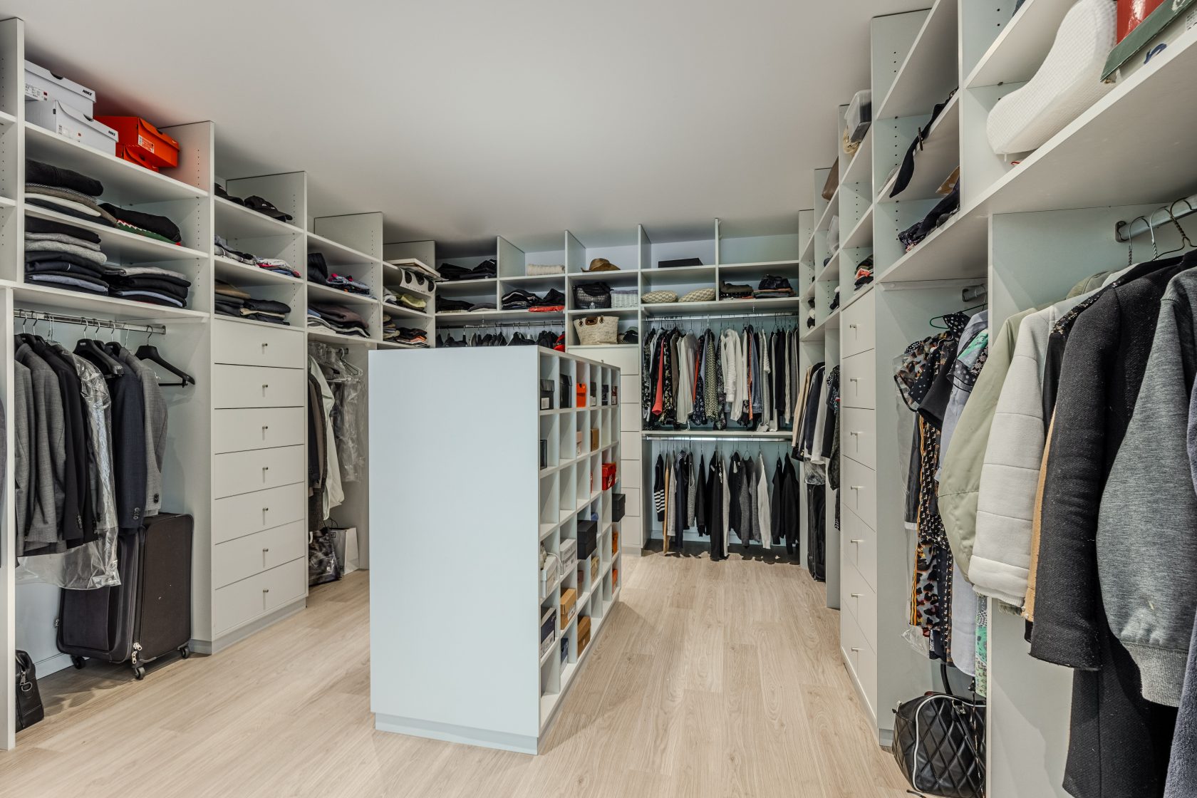 Californian villa with swimming pool and view of the vineyards