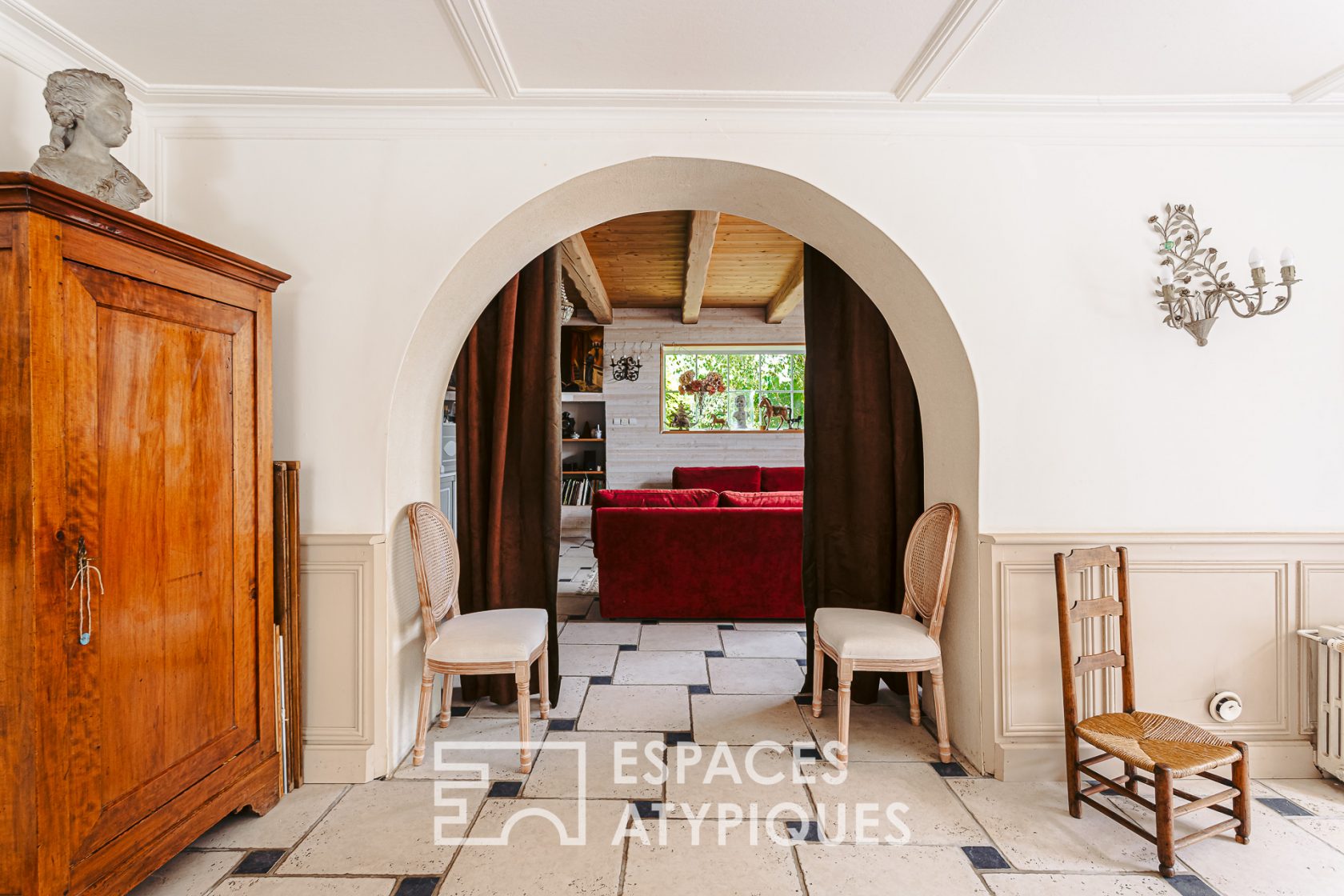 Maison familiale de caractère avec dépendances et piscine