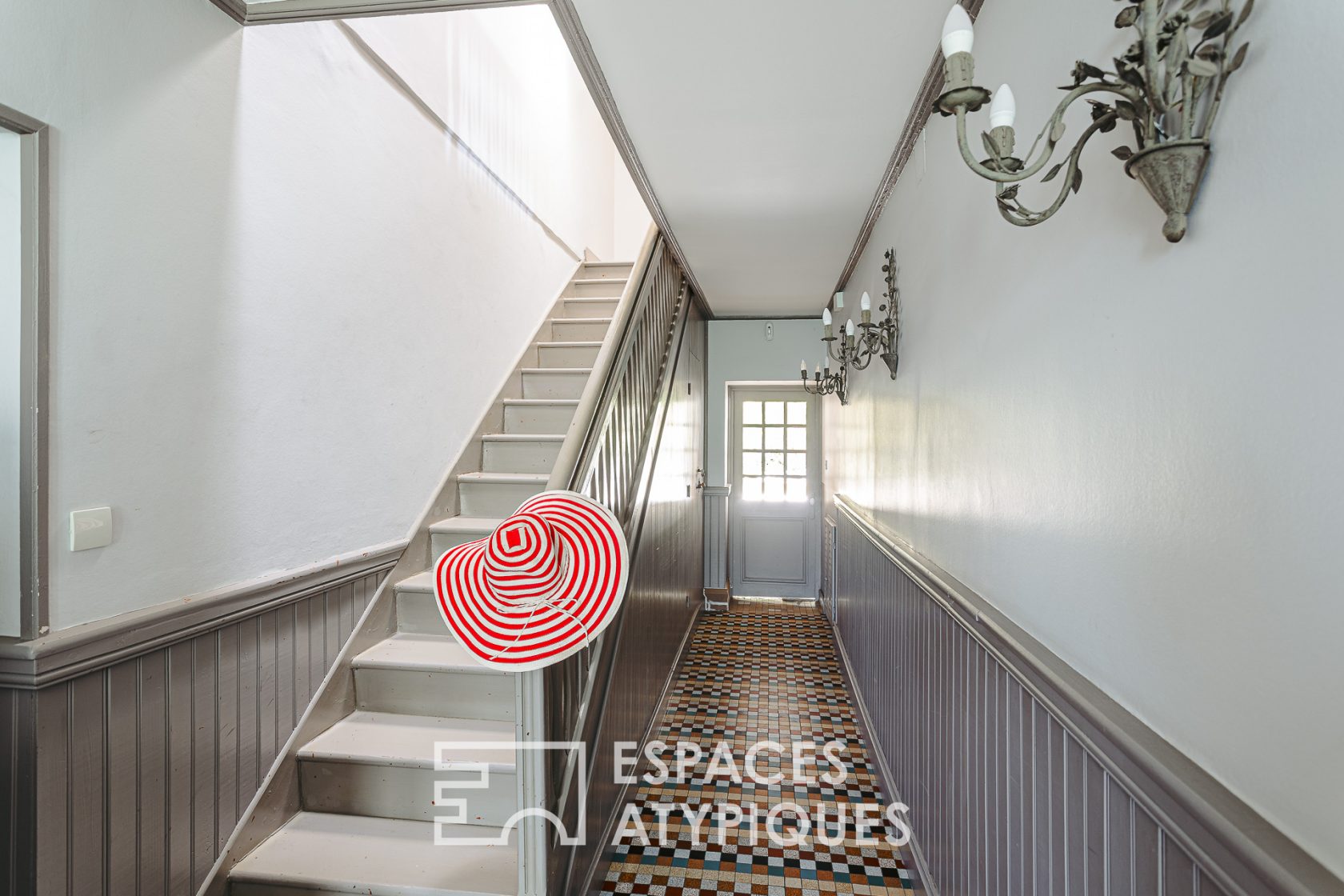 Large family house with outbuildings and swimming pool in Sainte-Soulle.