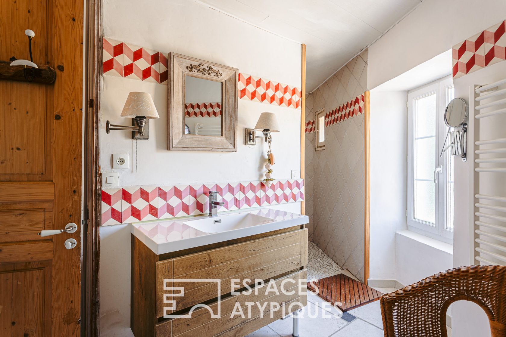 Maison familiale de caractère avec dépendances et piscine