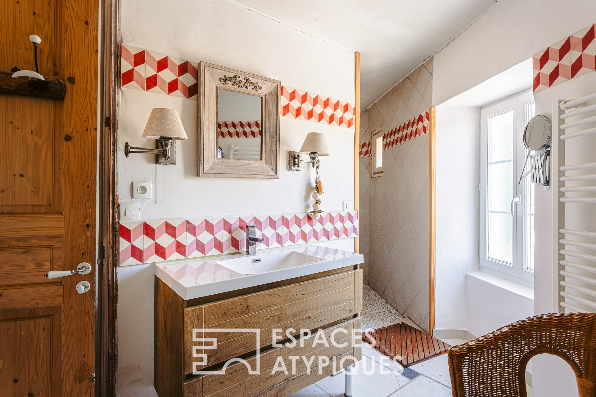 Large family house with outbuildings and swimming pool in Sainte-Soulle.