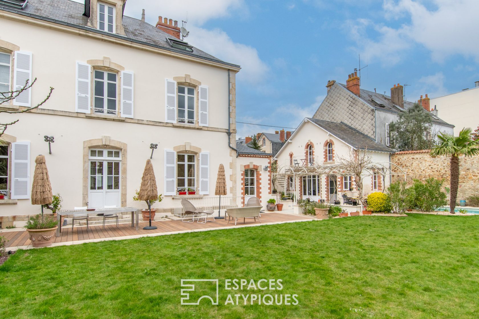 Hôtel particulier avec piscine et dépendances