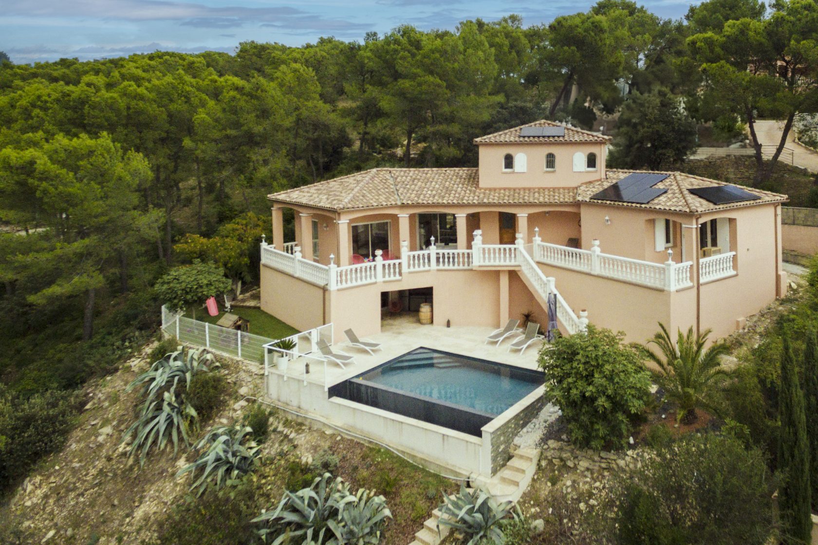 Entre ciel et horizon, une villa avec piscine à débordement