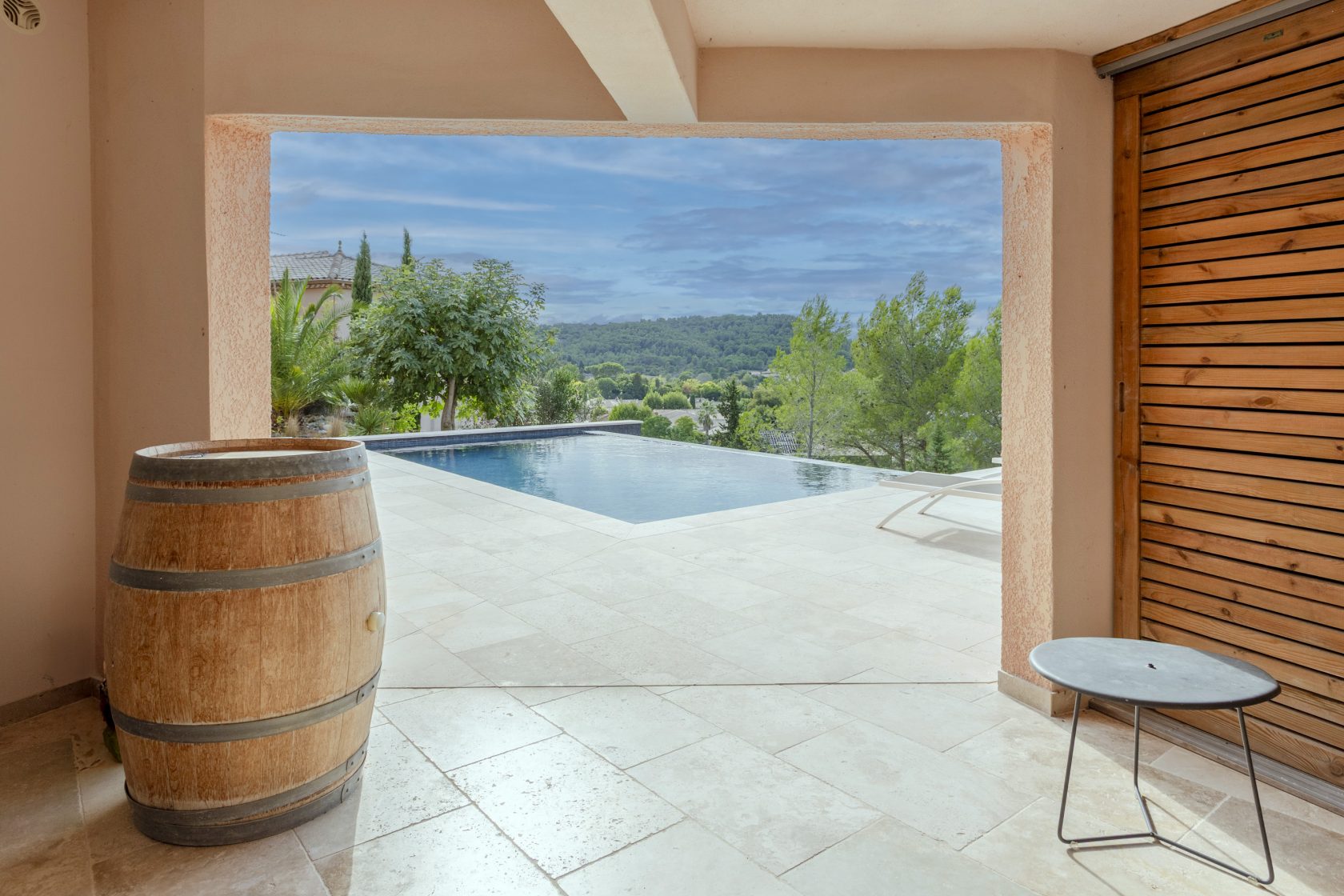 Entre ciel et horizon, une villa avec piscine à débordement