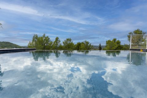 Entre ciel et horizon, une villa avec piscine à débordement
