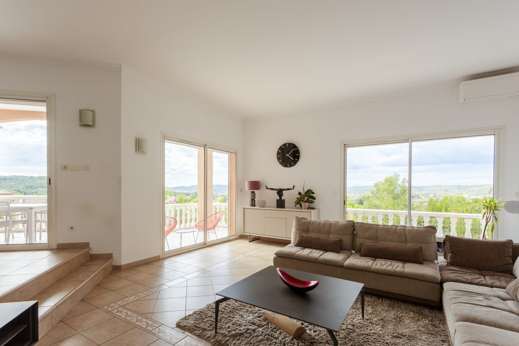 Between sky and horizon, a villa with infinity pool