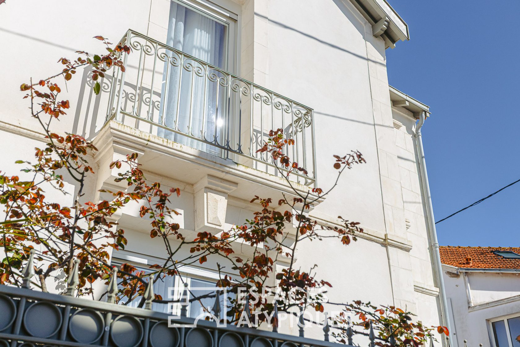 Elegant Châtelaillonnaise in a prime location