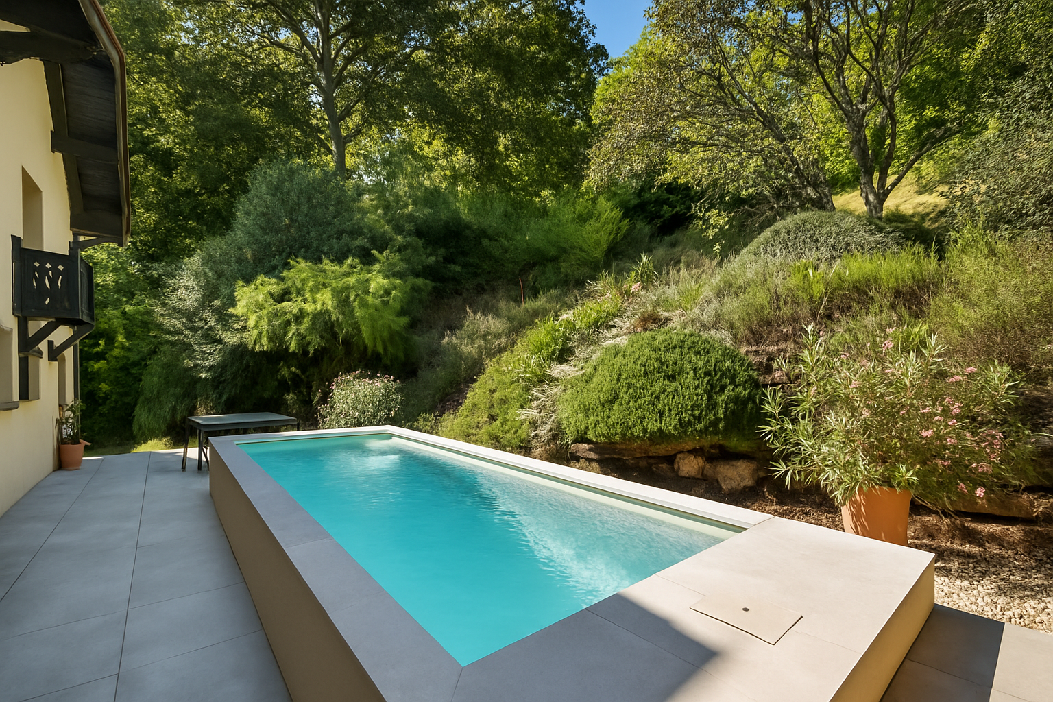 Anciennes écuries rénovées par architecte avec jardin bucolique et piscine proche île-Barbe