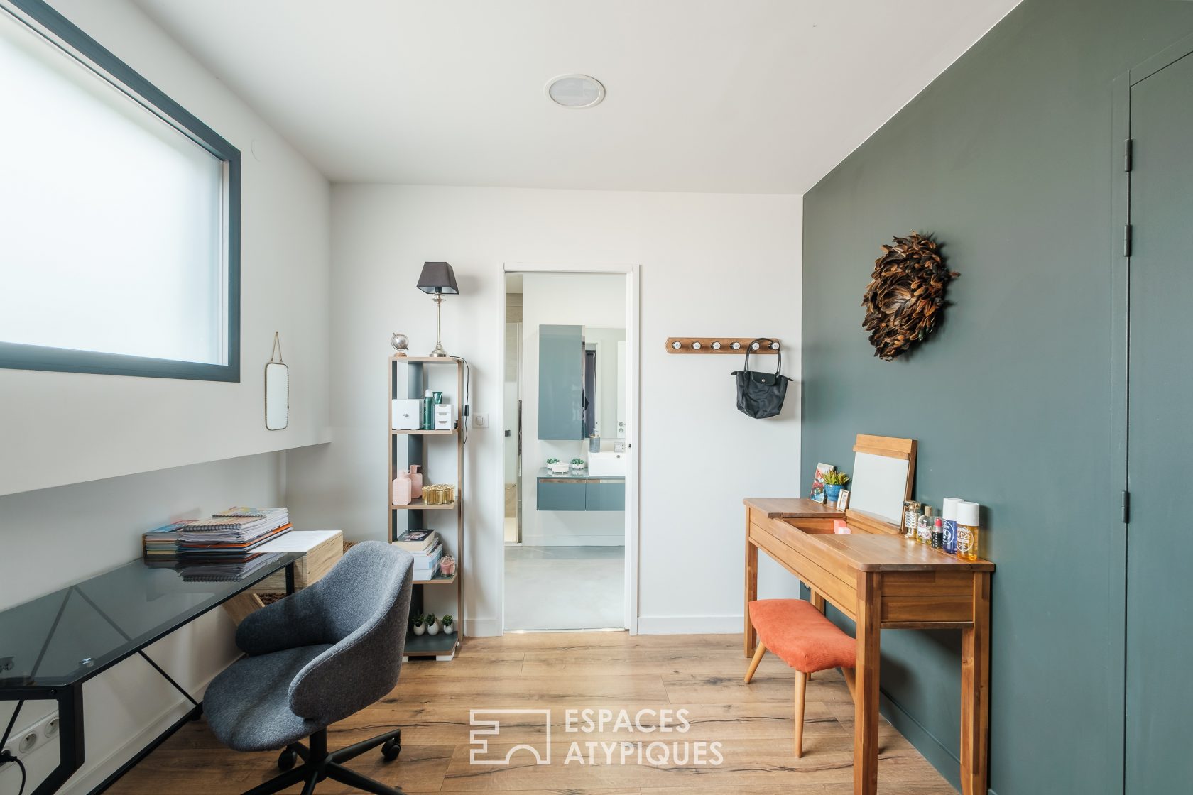 Maison contemporaine avec espace bien-être, patio et piscine à Buxerolles