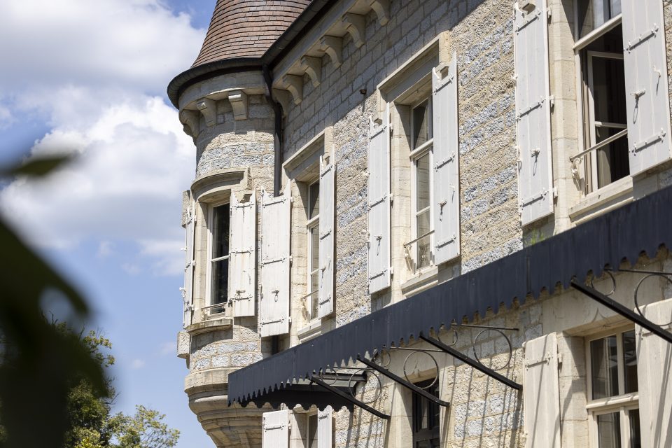 Focus sur la facade d'un chateau du 19ème siècle