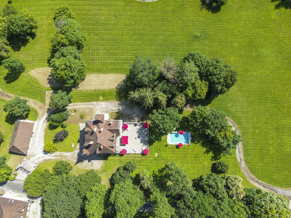 Vue drone d'un chateau du XIXème siècle et de son parc