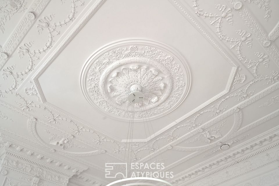 moulures au plafond, lustre