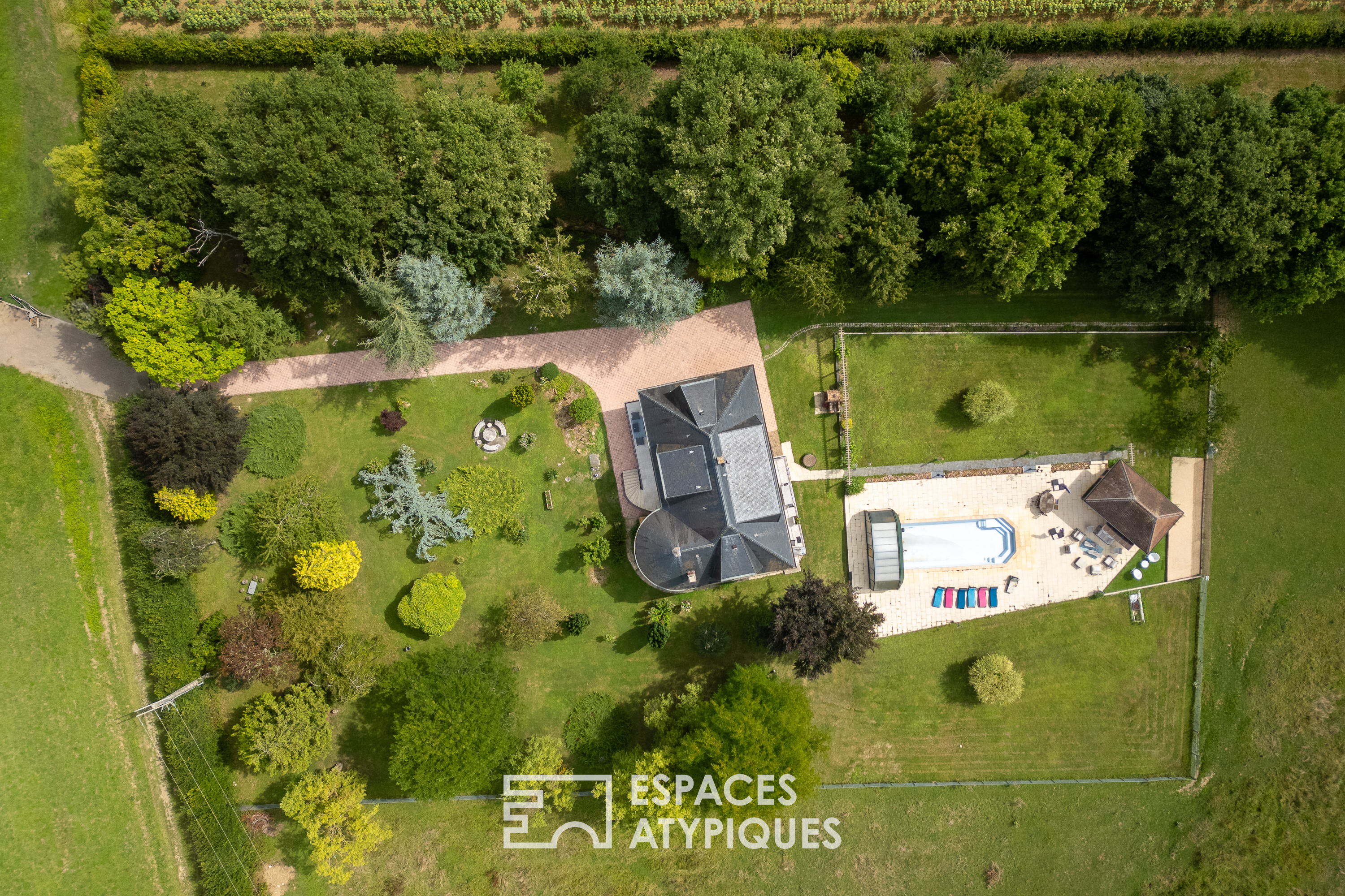 Renovated property with swimming pool and outbuildings on the outskirts of Metz
