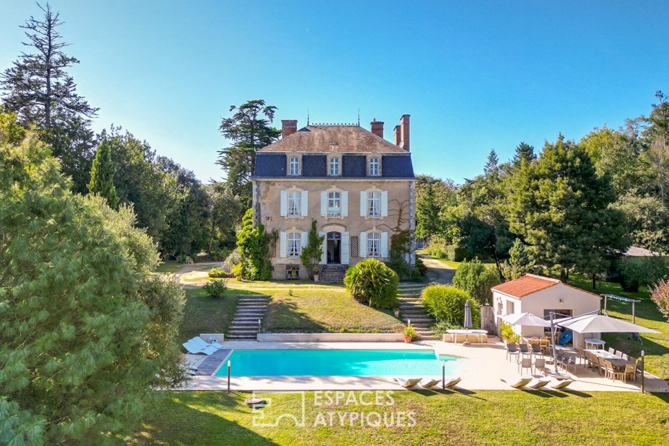Vue de face d'une demeure bourgeoise et de sa piscine en Vendée
