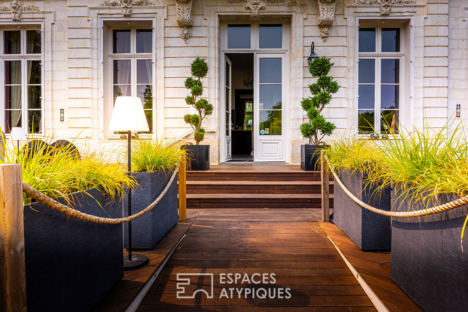 Magnificent event castle – Hotel, restaurant, wedding, seminar, gite, swimming pool and spa