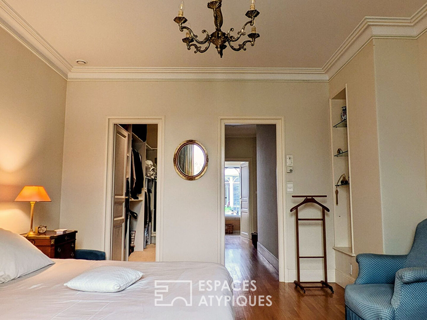 Bourgeois residence with glass roof and swimming pool in the heart of Janville