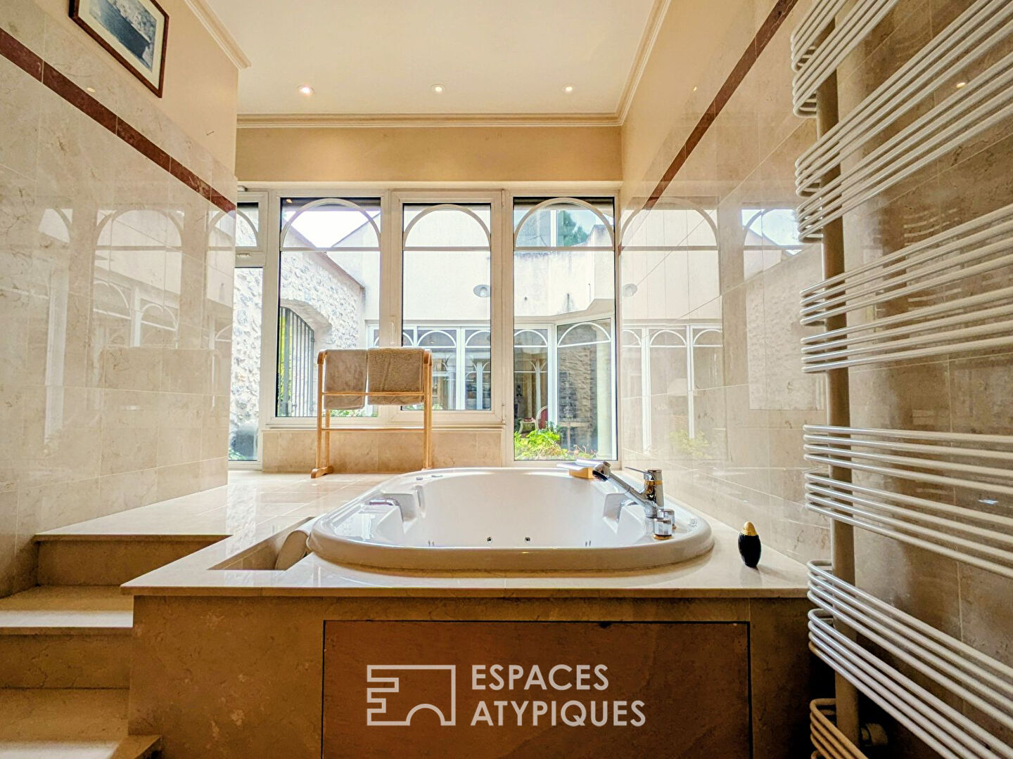 Bourgeois residence with glass roof and swimming pool in the heart of Janville