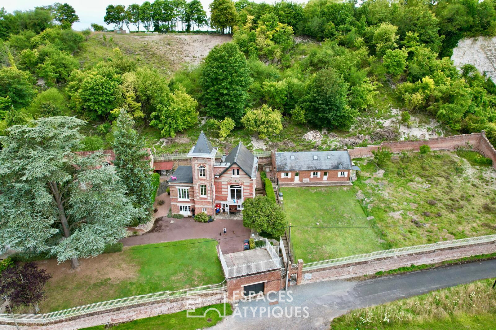 Exceptional – Pretty estate of 3 houses facing the ponds