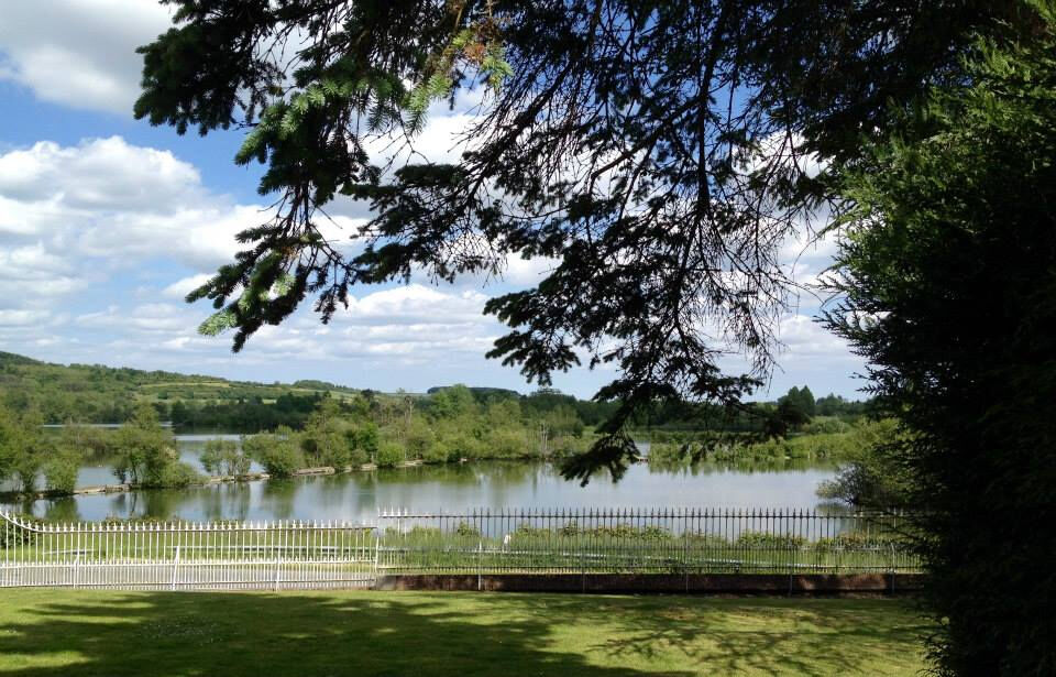 Exceptional – Pretty estate of 3 houses facing the ponds