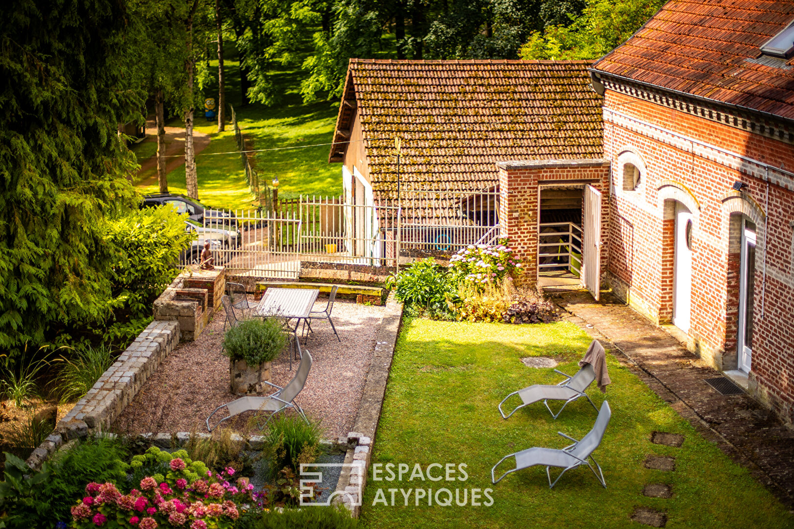 Exceptional – Pretty estate of 3 houses facing the ponds