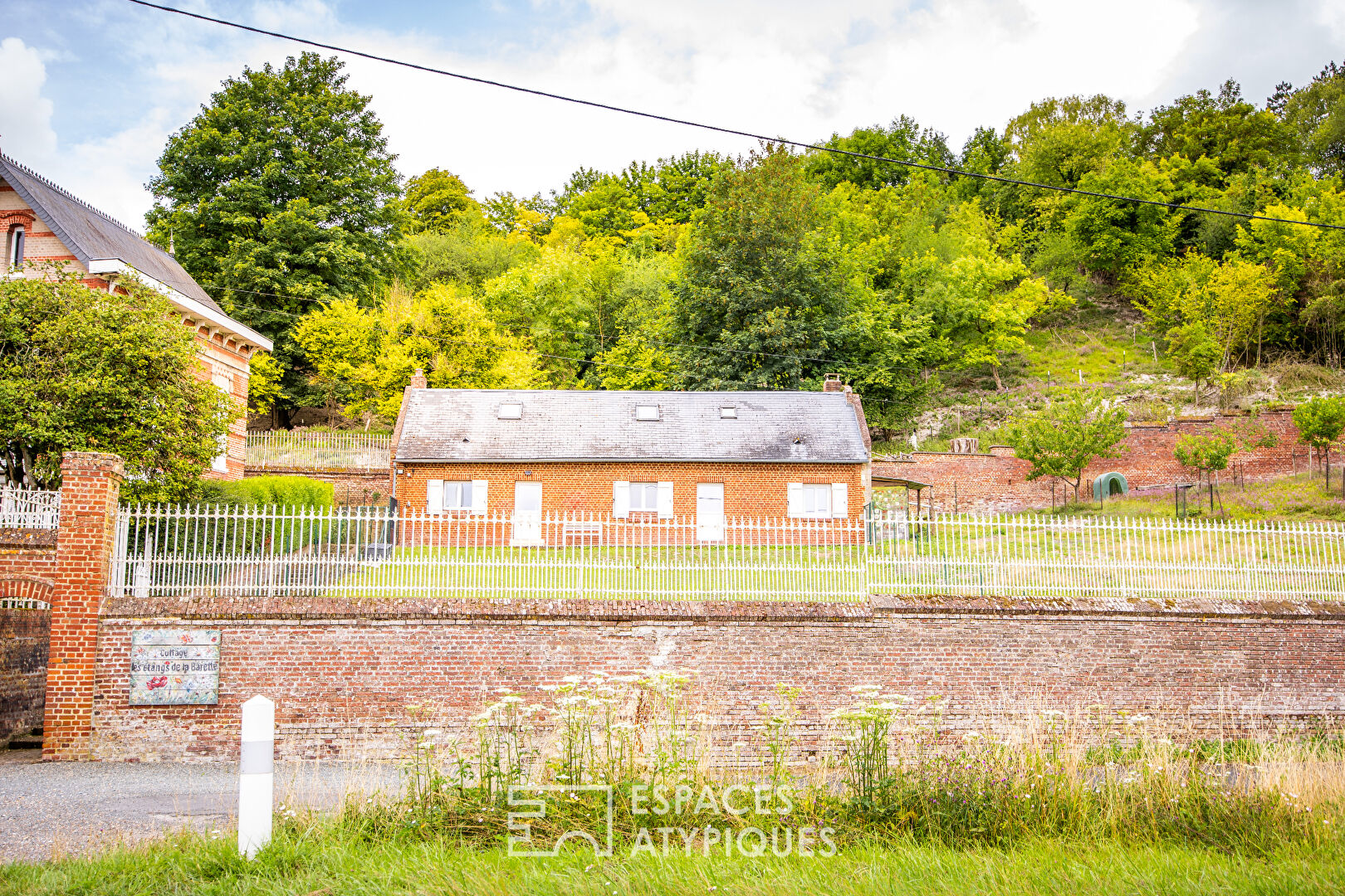 Exceptional – Pretty estate of 3 houses facing the ponds