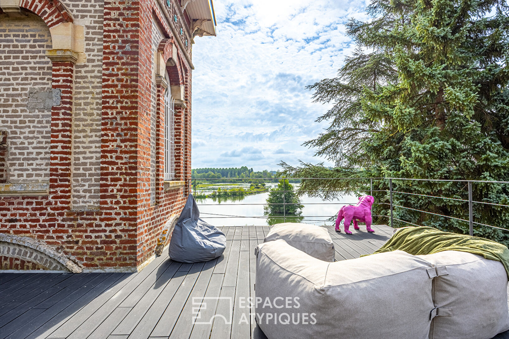 Exceptional – Pretty estate of 3 houses facing the ponds