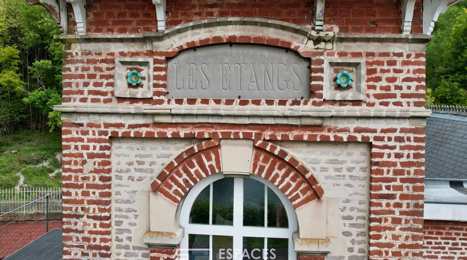 Exceptional – Pretty estate of 3 houses facing the ponds