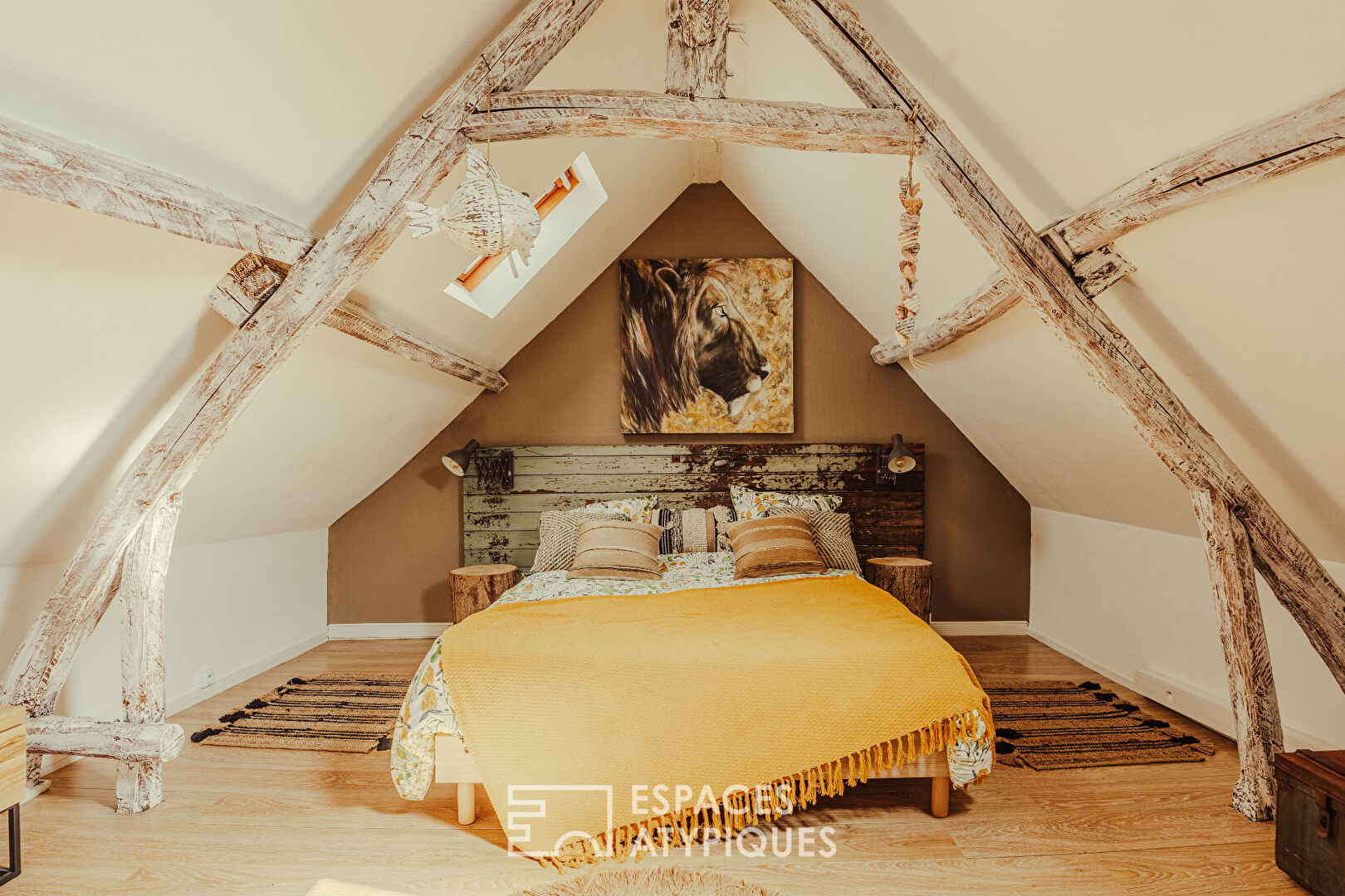 Exceptional – Pretty estate of 3 houses facing the ponds