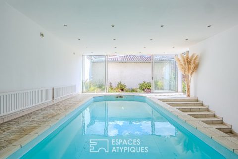 Family home in the heart of town with swimming pool, terrace, garden and garage in Albert