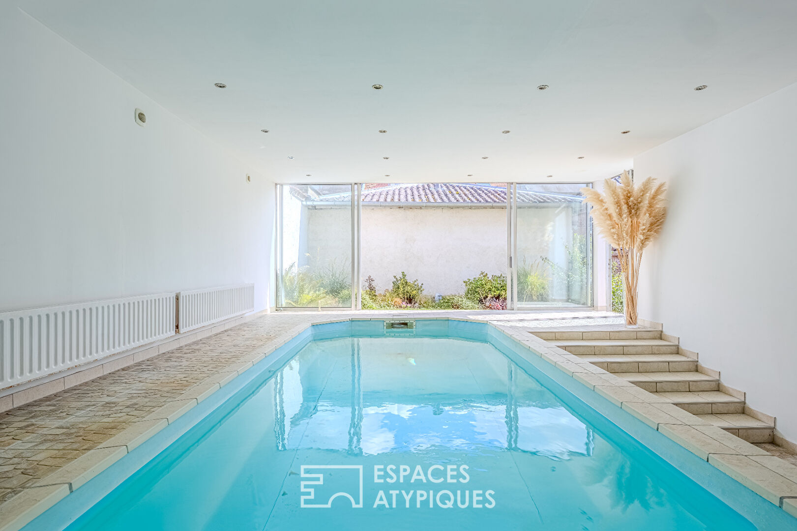 Maison familiale en coeur de ville avec piscine, terrasse, jardin et garage à Albert