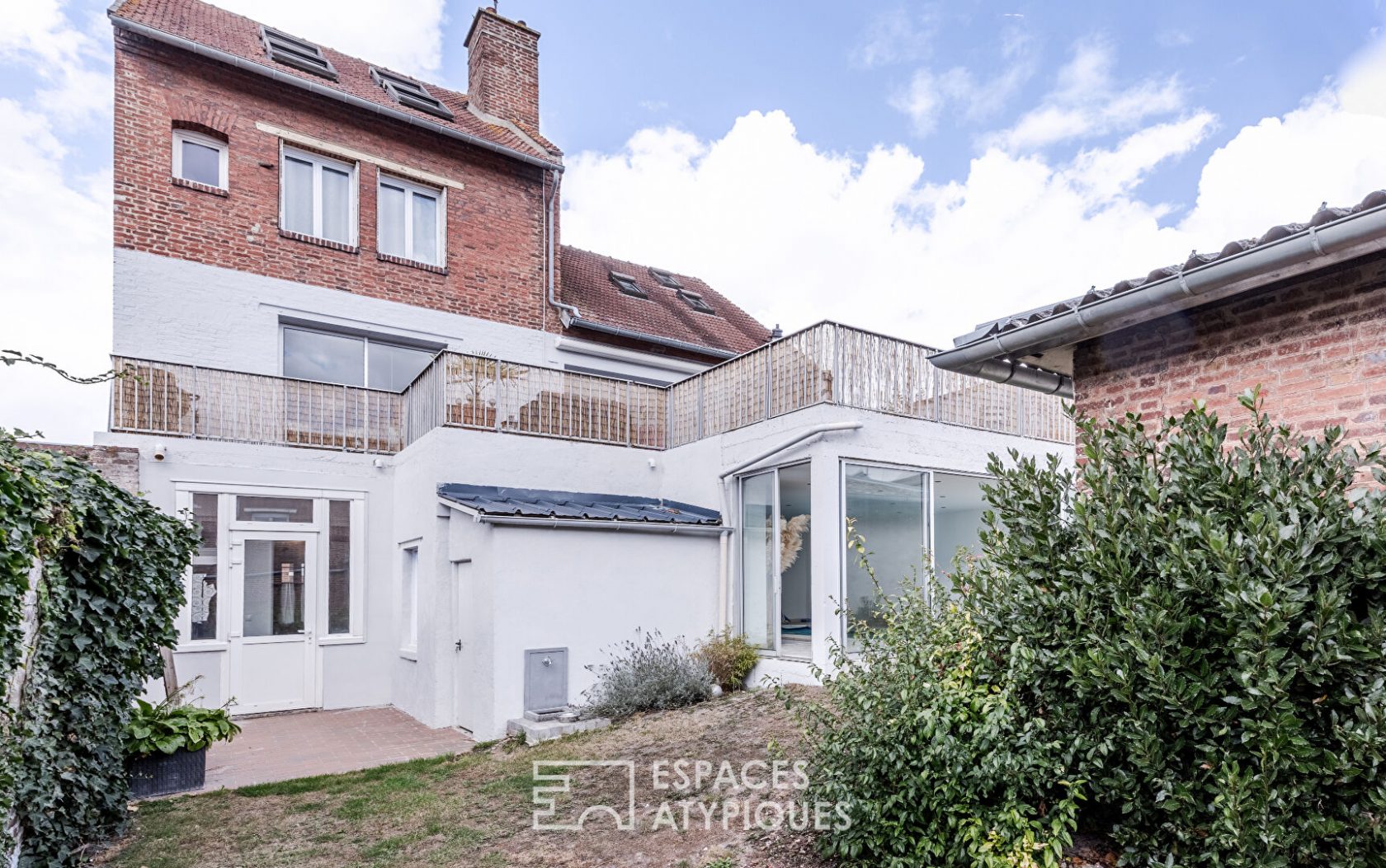 Maison familiale en coeur de ville avec piscine, terrasse, jardin et garage à Albert