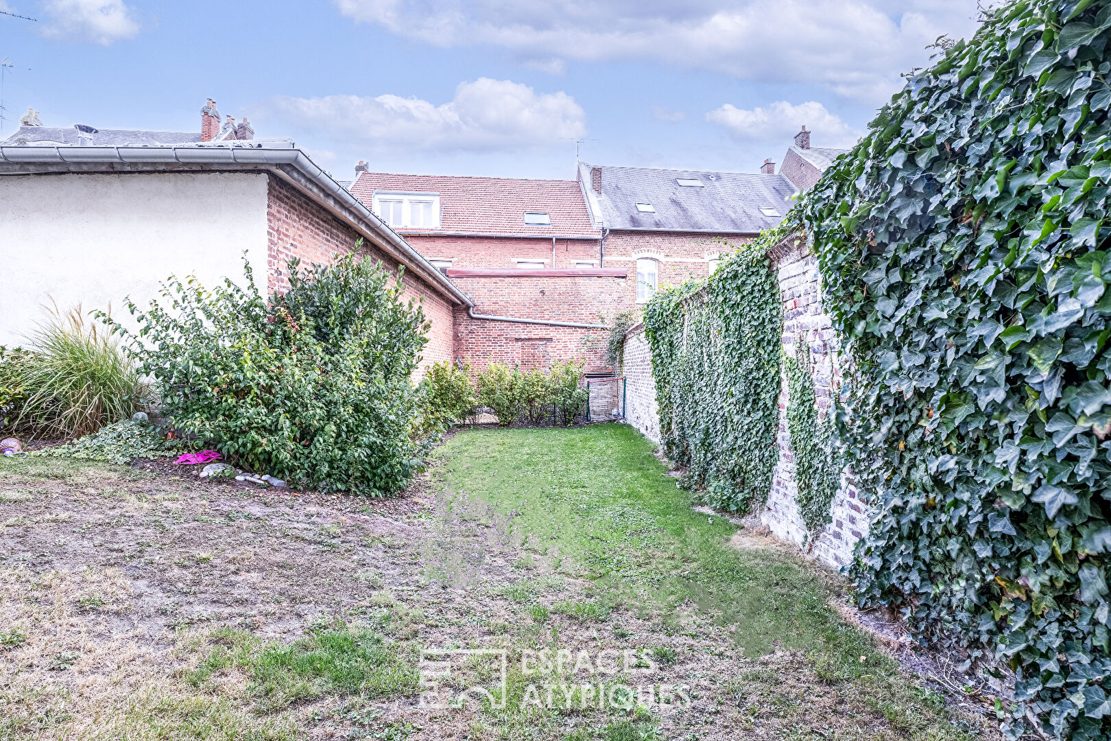 Maison familiale en coeur de ville avec piscine, terrasse, jardin et garage à Albert