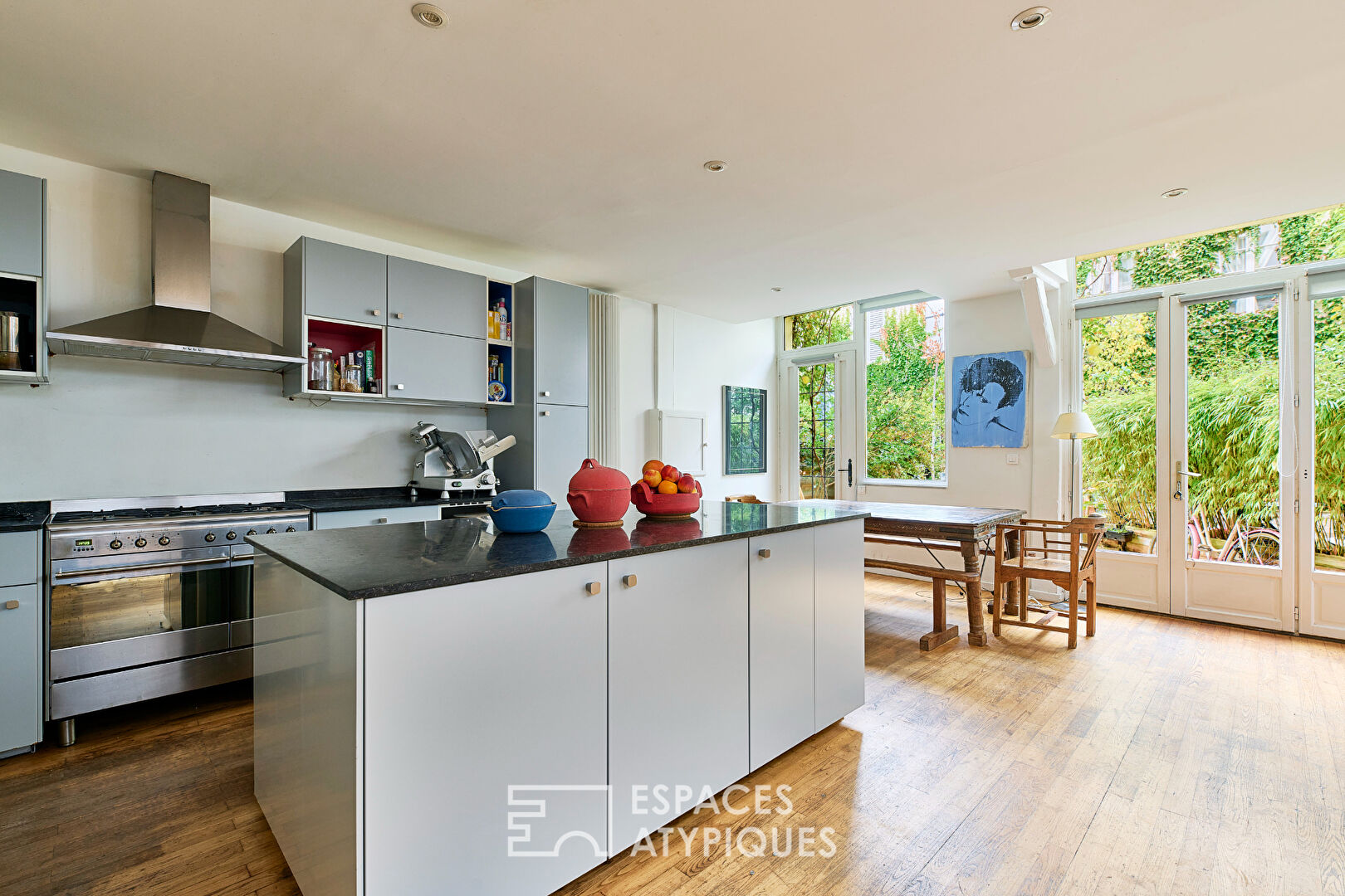 Triplex avec terrasse sur une cour végétalisée