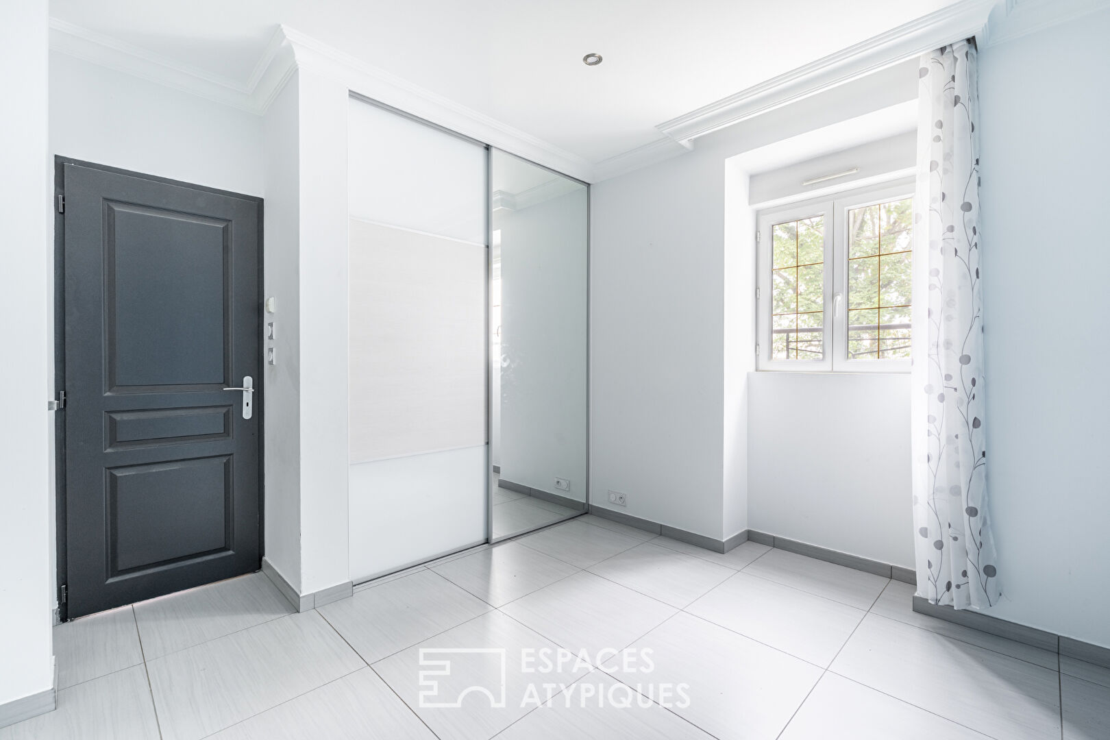 Appartement en rez-de-chaussée avec terrasse, stationnement et garage