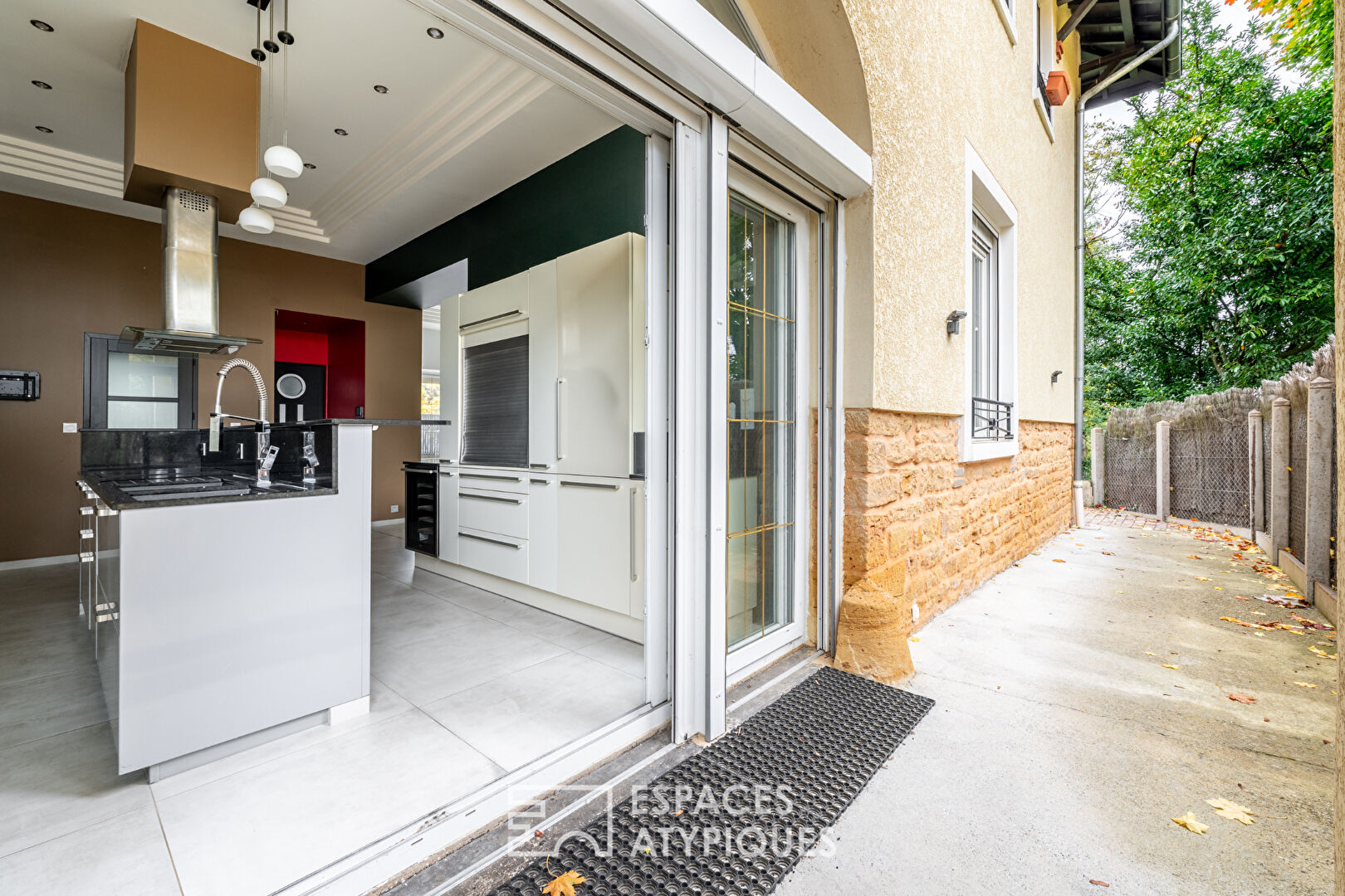 Appartement en rez-de-chaussée avec terrasse, stationnement et garage