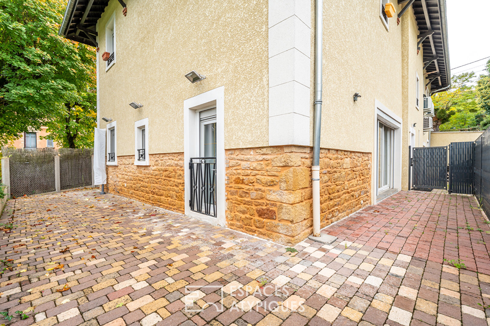 Appartement en rez-de-chaussée avec terrasse, stationnement et garage