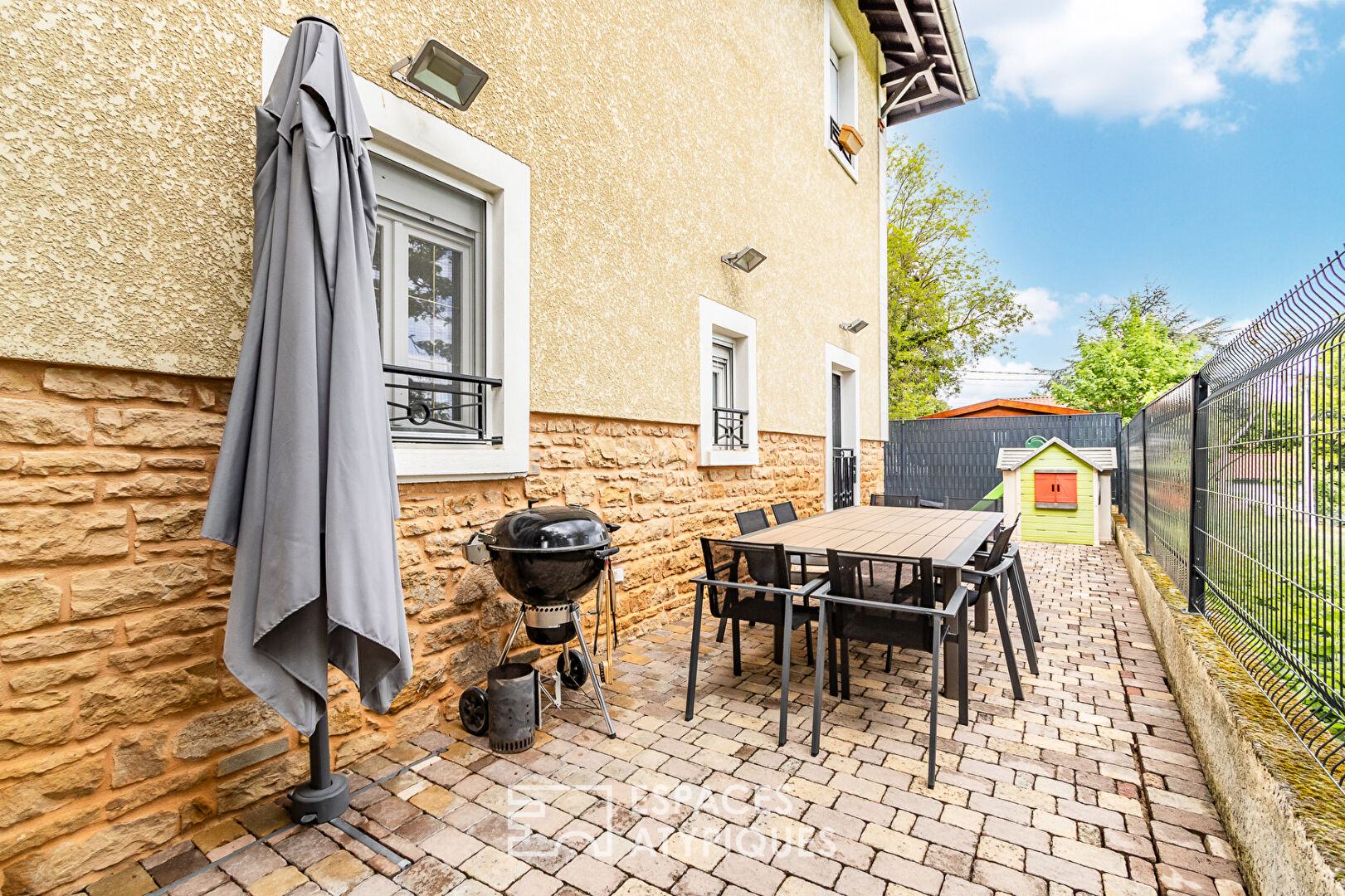 Appartement en rez-de-chaussée avec terrasse, stationnement et garage