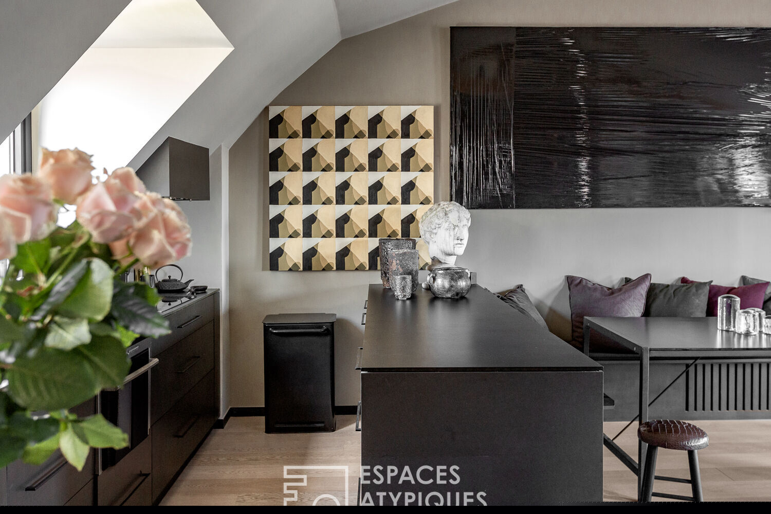 Dernier étage traversant avec extérieurs et vues – Louvre – Rivoli