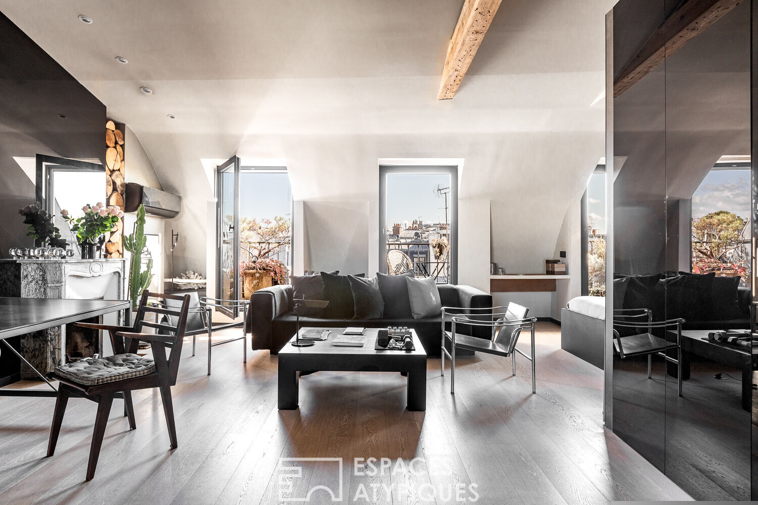 Dernier étage traversant avec extérieurs et vues – Louvre – Rivoli